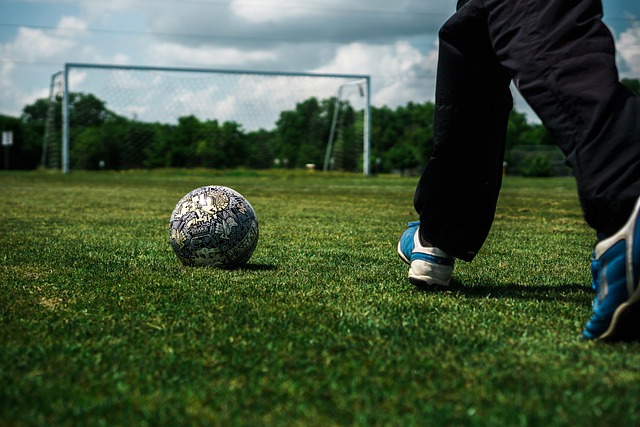 输掉国家德比后，河床球员萨拉斯用拳击打场内拍照的一名人员