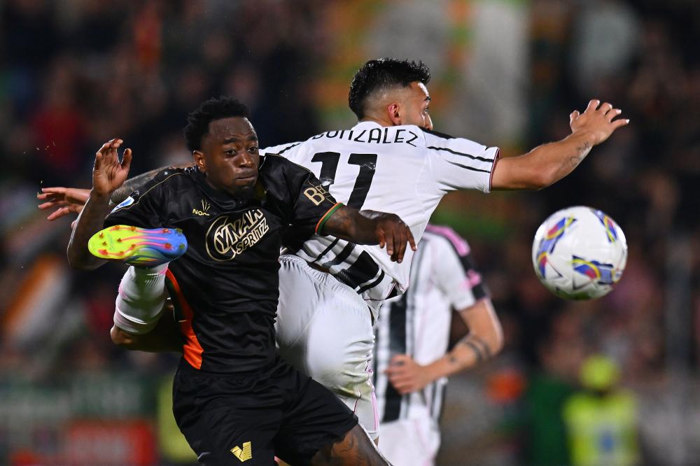 里程碑，国安后卫何宇鹏已在中超出战100场